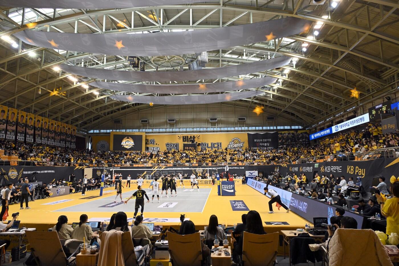 본문 이미지 -  KB손해보험이 임시 홈구장으로 사용한 경민대학교 기념관(KOVO제공)