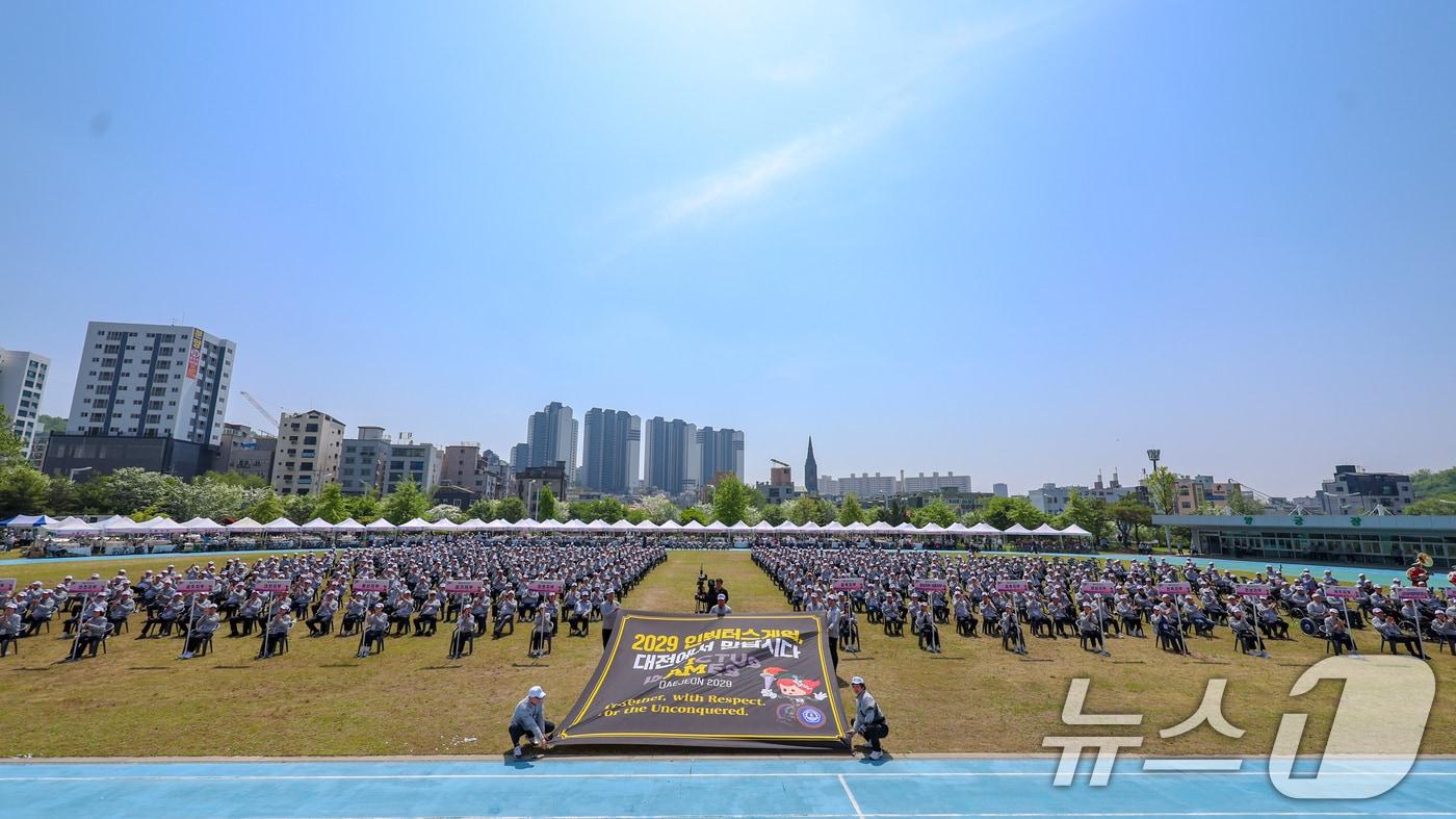 본문 이미지 - 2025년 경기도 수원시 보훈재활체육센터에서 열린 제59회 전국상이군경체육대회 개회식에서 참가자들이 2029 인빅터스 유치 염원 퍼포먼스를 하고 있다. (국가보훈부 제공. 재판매 및 DB 금지) 2025.5.14/뉴스 2025.5.14 ⓒ 뉴스1