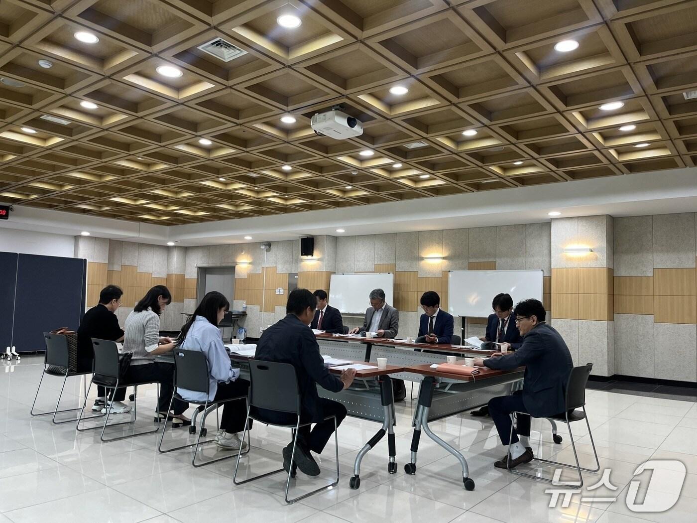 본문 이미지 - 경기 군포시  '재개발 및 소규모주택 정비사업 실태 점검' 회의. (군포시 제공. 재판매 및 DB 금지) 2025.5.14/뉴스1