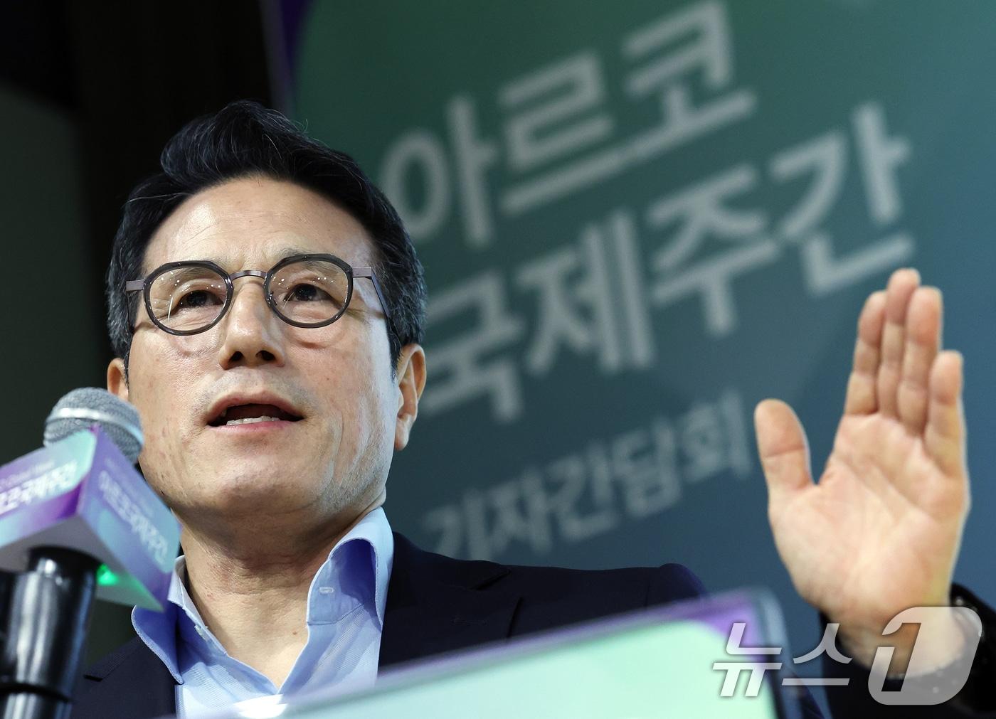 본문 이미지 - 정병국 한국문화예술위원장이 14일 오후 서울 종로구 예술가의집에서 열린 문화예술 국제교류 비전 선포 및 &#39;아르코국제주간&#40;ARKO Global Week&#41;&#39; 개최 기자간담회에서 발언하고 있다. 오는 24일부터 일주일 간 개최되는 이번 주간에는 세계 문화예술계 주요 인사들이 참여하는 제10차 문화예술세계총회와 전 세계 청년예술가, 기술 개발자 간 융복합 프로젝트를 지원하는 &#39;에이프 캠프&#39; 등 주요 국제행사가 연이어 열린다. 2025.5.14/뉴스1 ⓒ News1 오대일 기자