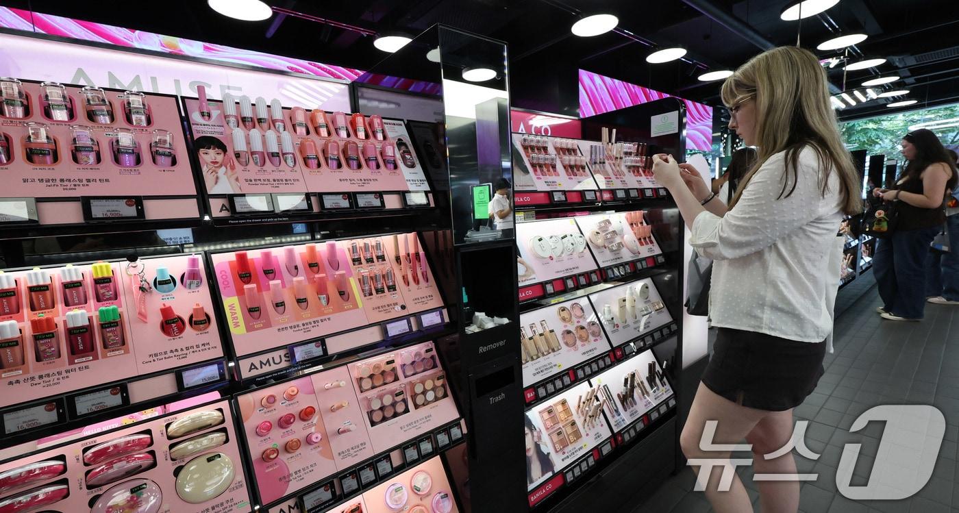 서울 중구 명동의 한 뷰티 매장에서 외국인 관광객들이 화장품을 둘러보고 있다.2025.5.14/뉴스1 ⓒ News1 박지혜 기자