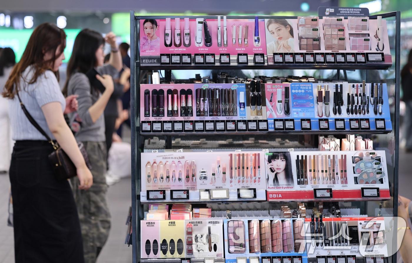 지난 14일 서울 중구 명동의 한 뷰티 매장에서 외국인 관광객들이 화장품을 둘러보고 있다. /뉴스1 ⓒ News1 박지혜 기자