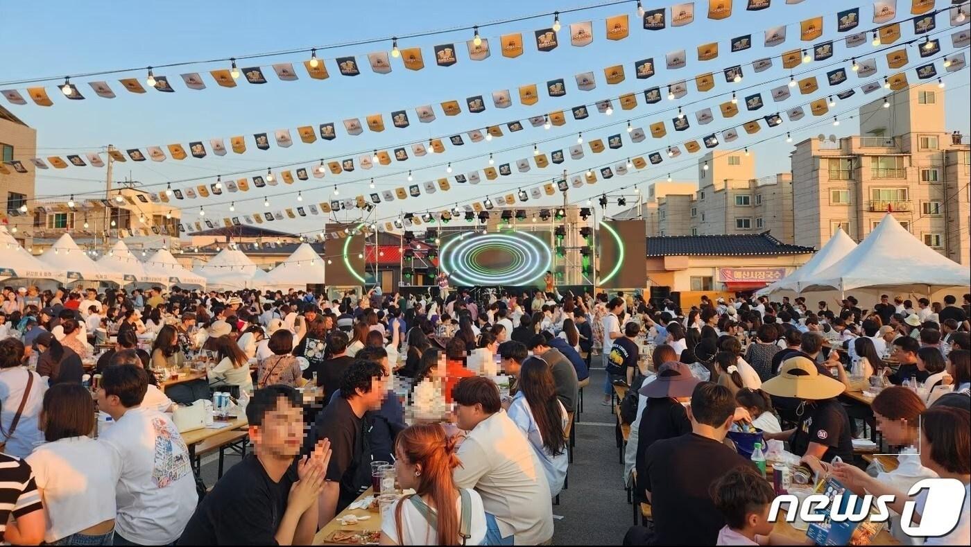 본문 이미지 -  충남 예산 맥주페스티벌에 방문객들이 몰린 모습. (예산군 제공. 재판매 및 DB 금지) / 뉴스1