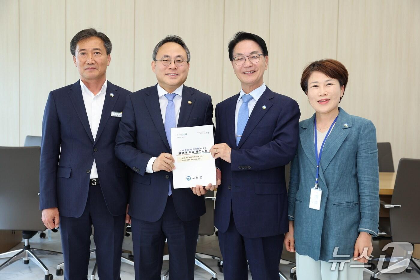  심덕섭 고창군수가 14일 행정안전부를 방문해  고기동 차관을 만나 군정 현안 사업을 설명하며 특별교부세 확대 지원을 요청했다.(고창군 제공, 재판매 및 DB금지)