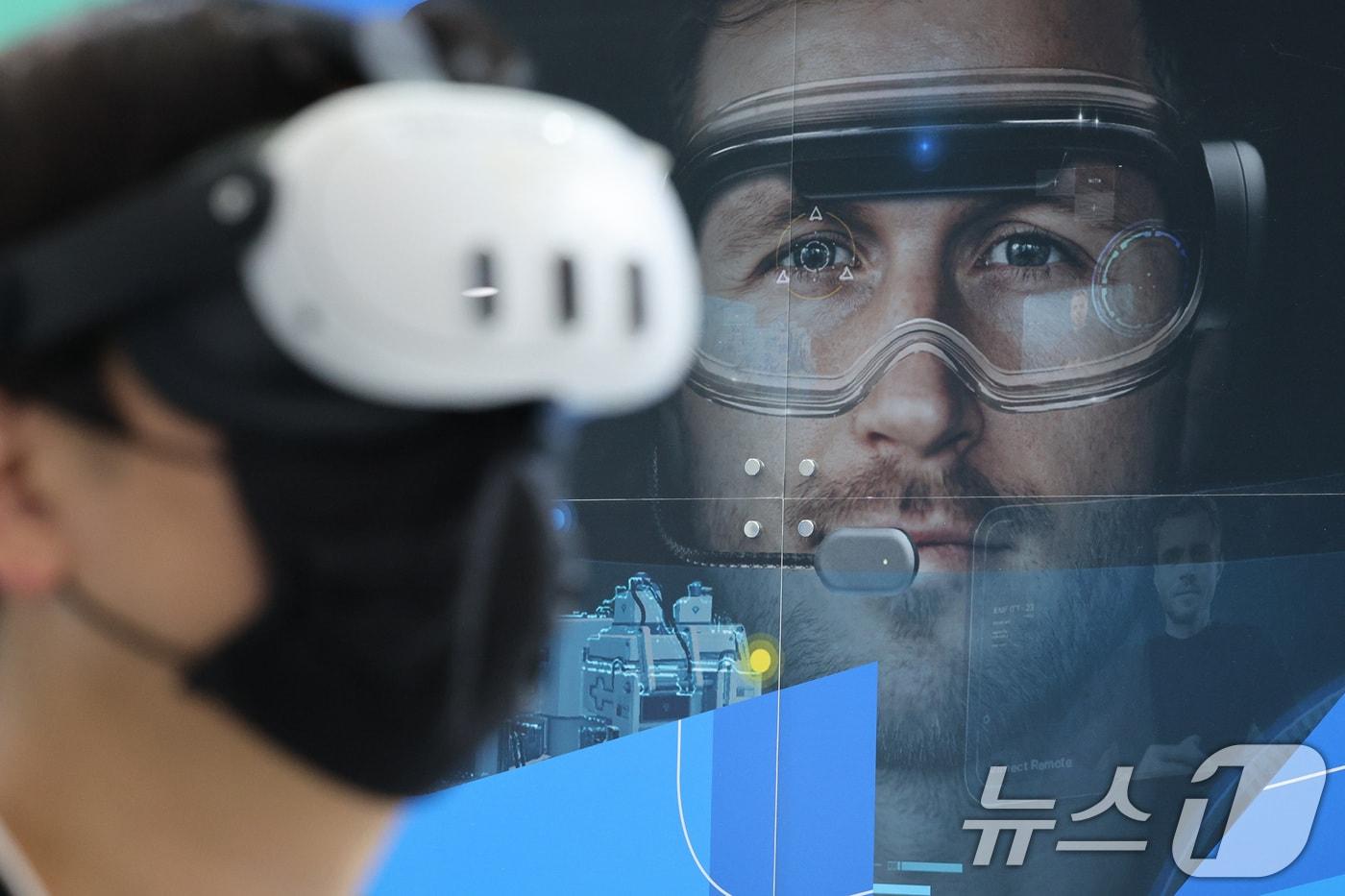 (사진은 기사 내용과 무관함) 14일 서울 강남구 코엑스에서 열린 국제인공지능대전에서 관람객들이 인공지능(AI)과 가상현실(VR)을 활용한 제품을 체험하고 있다. 2025.5.14/뉴스1 ⓒ News1 신웅수 기자