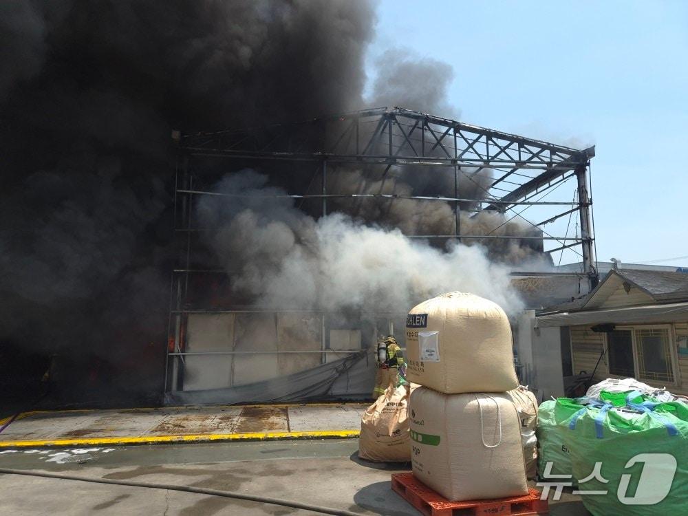 본문 이미지 - 천안의 재활용업체서 난 화재.(충남소방본부 제공. 재판매 및 DB금지)