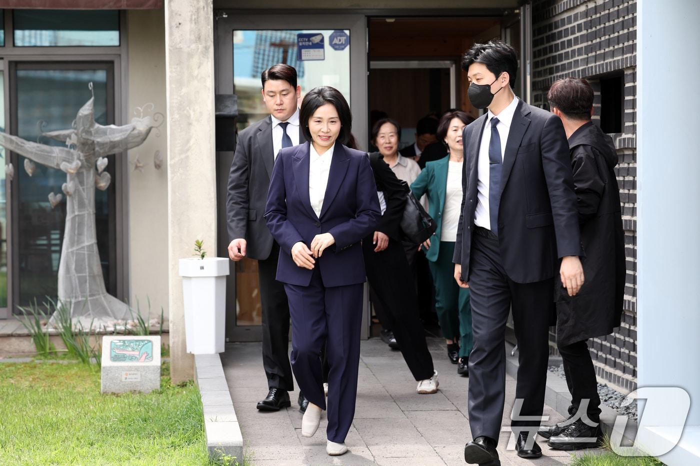 이재명 더불어민주당 대통령 후보 부인 김혜경 여사가 14일 광주 남구 양림동에 위치한 오월어머니집을 찾아 어머니들과 환담을 나누고 떠나고 있다. ⓒ News1 이승현 기자