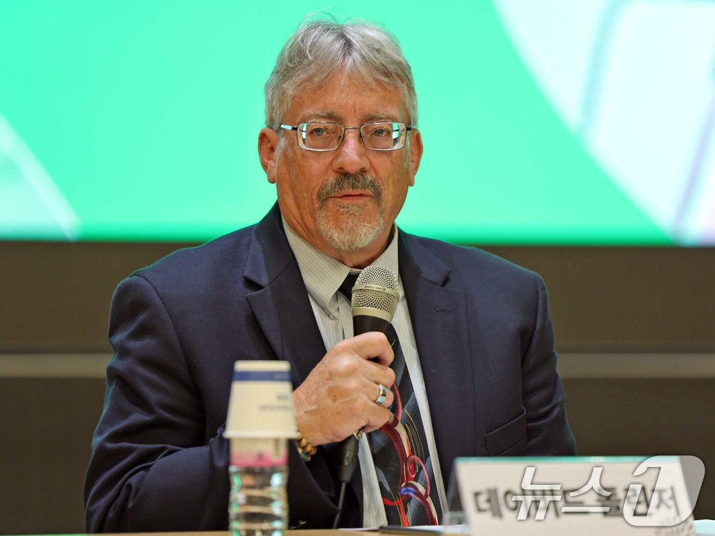 본문 이미지 - 14일 광주 동구 전일빌딩245에서 5·18 당시 외신 통역과 무전기 감청 임무를 수행한 외국인 시민군 데이비드 돌린저가 시민증을 수여받은 후 특별강연하고 있다. 2025.5.14/뉴스1 ⓒ News1 박지현 기자