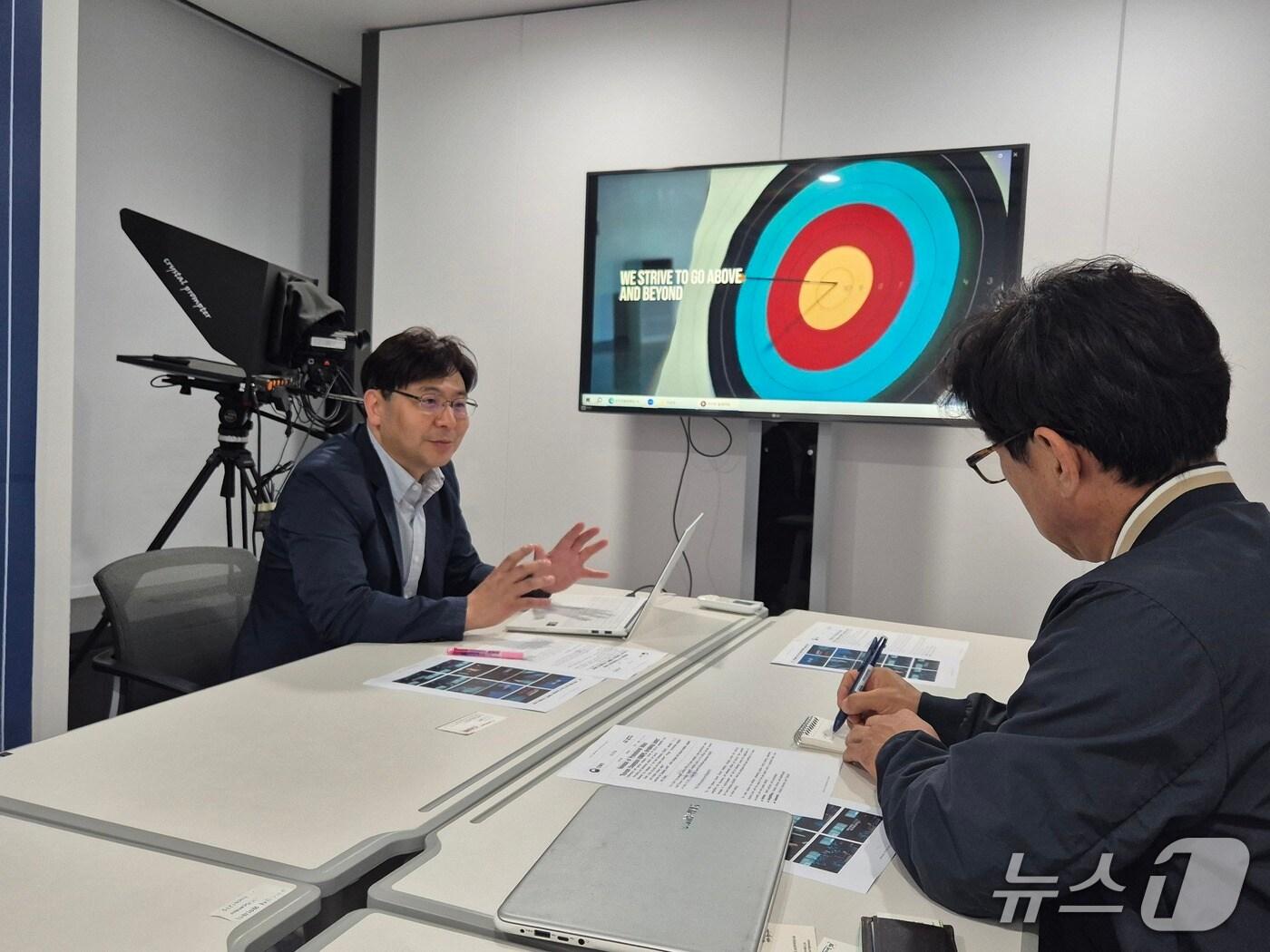 본문 이미지 - 박철웅 조달청 대변인(왼쪽)이 외신기자들을 대상으로 조달청 홍보영상 '한계를 넘다'의 제작 의도, 의미 등을 설명하고 있다.(조달청 제공.재판매 및 DB금지)/뉴스1