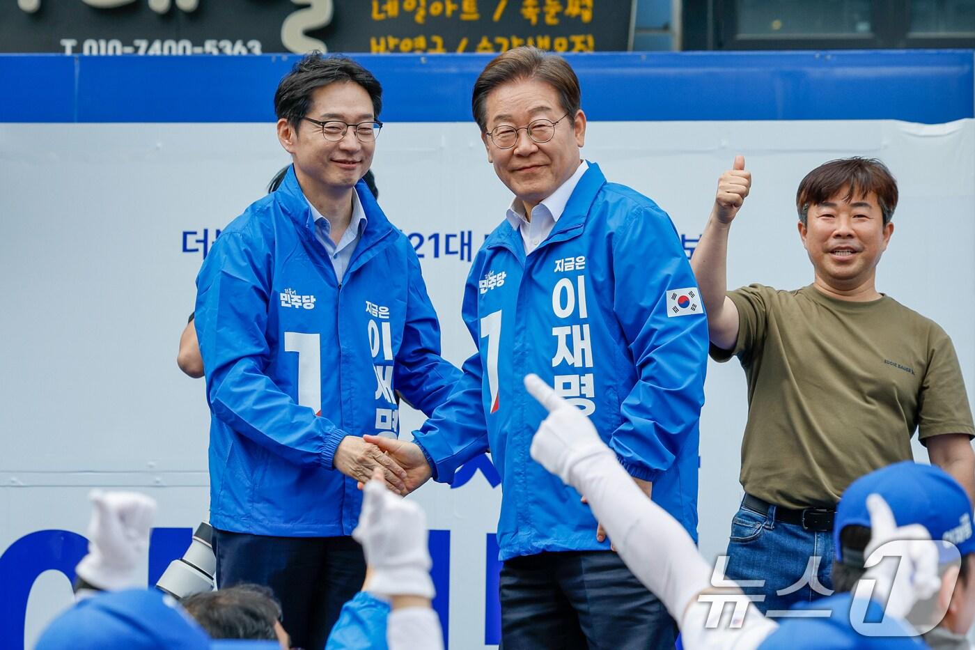 이재명 더불어민주당 대통령 후보가 부산·경남&#40;PK&#41; 지역 유세에 나선 14일 경남 창원시 상남분수광장을 찾아 김경수 공동선대위원장과 인사하고 있다. 2025.5.14/뉴스1 ⓒ News1 안은나 기자