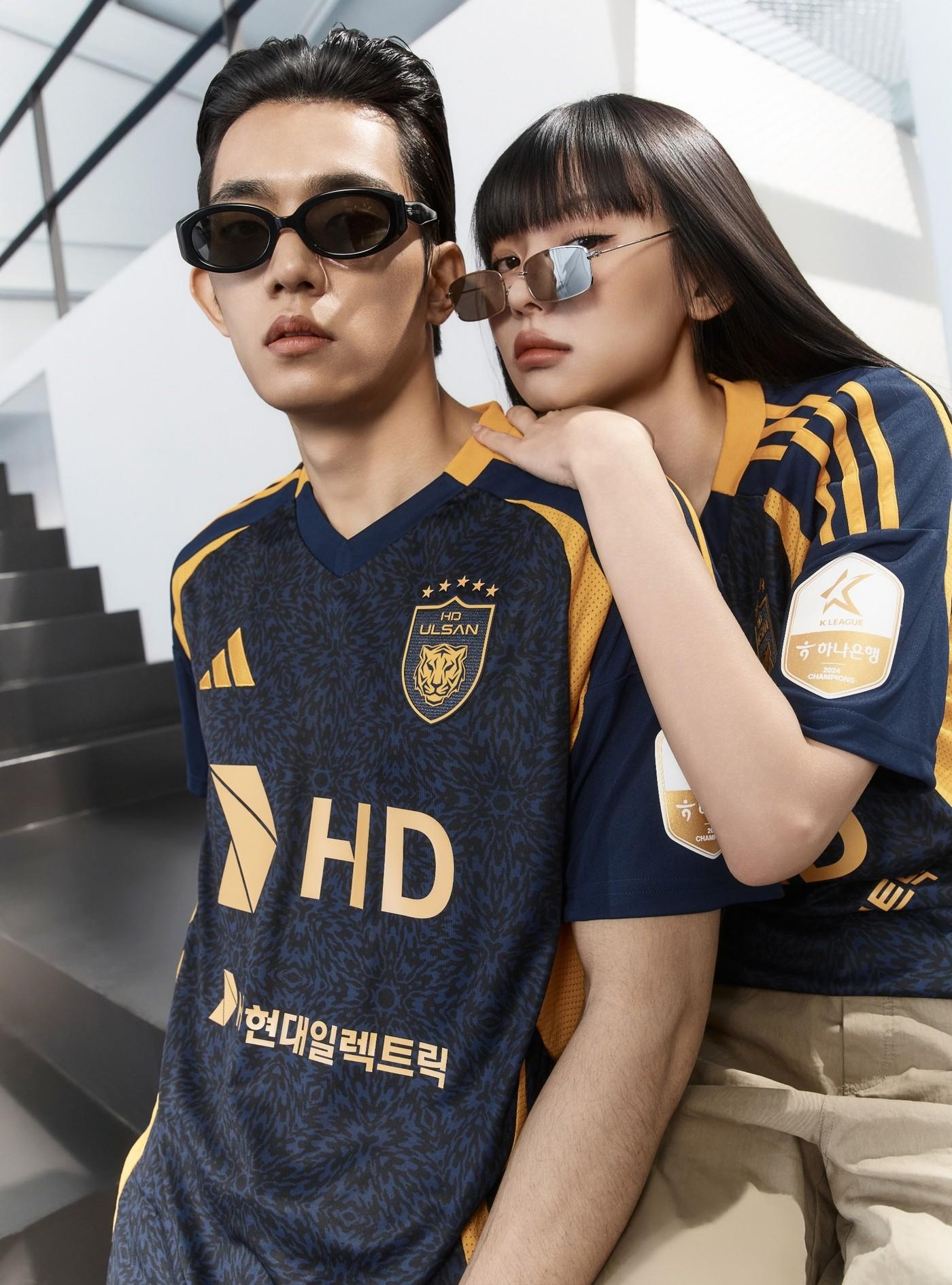 본문 이미지 - 울산 HD가 새롭게 출시한 브랜드 데이 유니폼(울산 제공) 