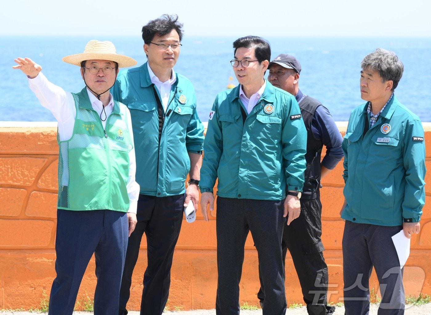 본문 이미지 - 이철우 경북도지사는 14일 산불 피해 지역인 영덕군 영덕읍 대탄리와 의성군 단촌면 일원을 방문하여 장마철 2차 피해 예방을 위한 복구 사업장을 점검했다. ⓒ News1 김대벽기자