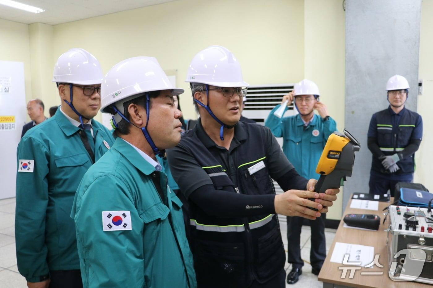 본문 이미지 - 박정현 부여군수가 집중안전점검 기간 현장점검을 하고 있다. (부여군 제공, 재판매 및 DB 금지)/뉴스1
