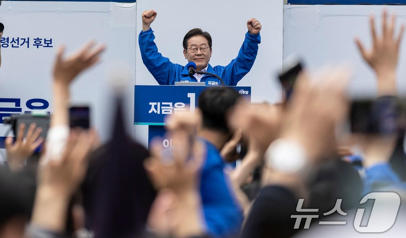 본문 이미지 - 이재명 더불어민주당 대통령 후보가 민주당 험지로 꼽히는 부산·경남(PK) 지역 유세에 나선 14일 경남 창원시 상남분수광장을 찾아 지지를 호소하고 있다. (공동취재) 2025.5.14/뉴스1 ⓒ News1 안은나 기자