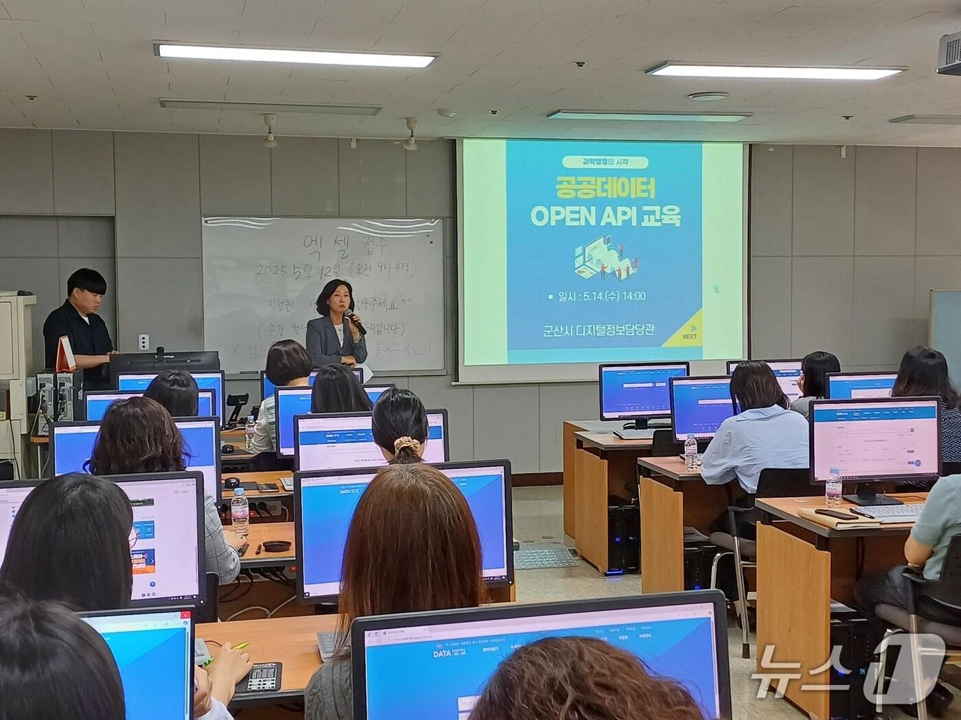 본문 이미지 - 군산시가 14일 각 부서 실무자 등을 대상으로 공공데이터 OPEN API 활용교육을 진행하고 있다.(군산시 제공. 재판매 및 DB금지)