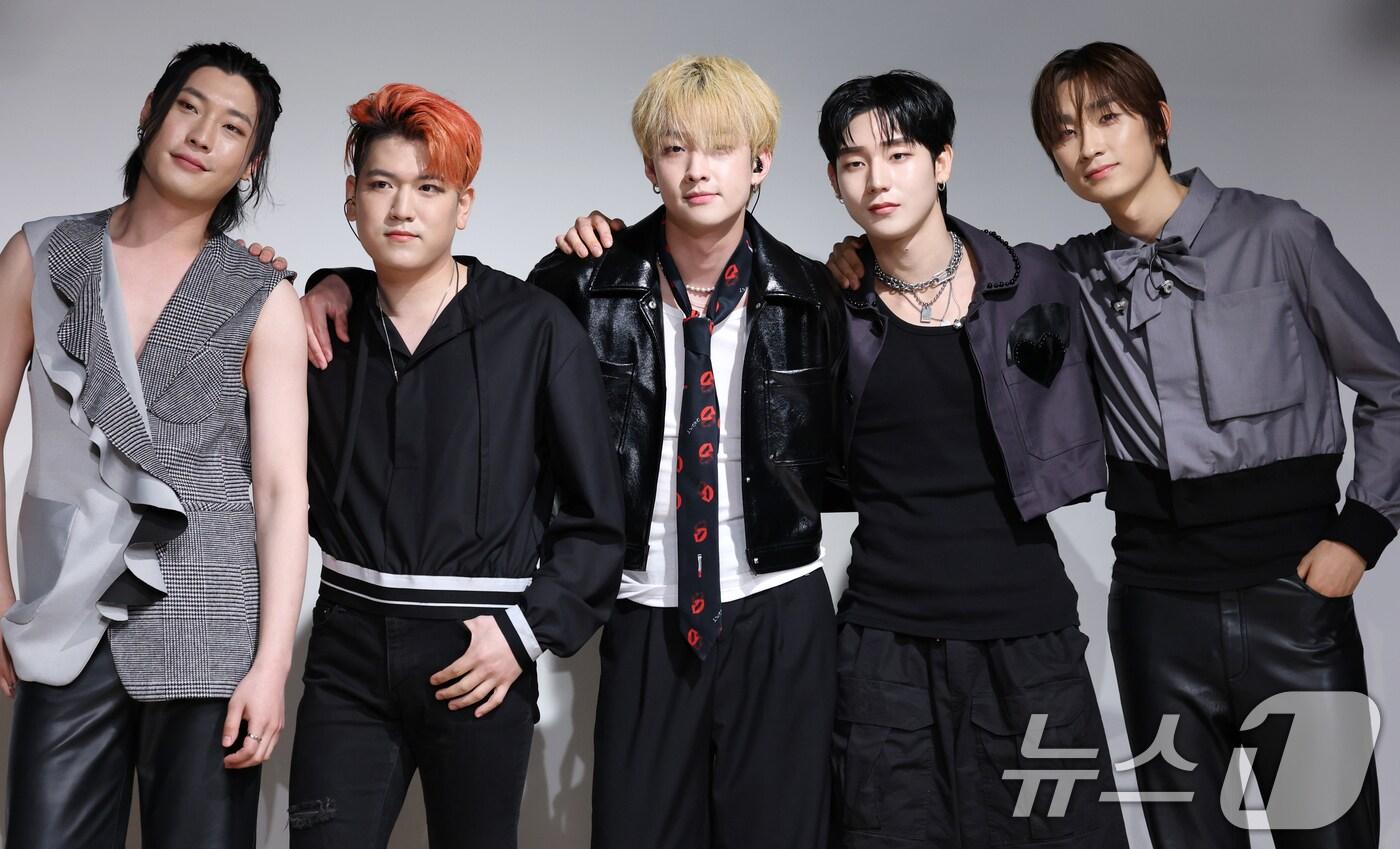 본문 이미지 - 밴드 투지(2Z)의 주논(왼쪽부터)과 뉴본, 호진, 범준, 정현이 14일 서울 금천구 문화정원 아트홀에서 가진 다섯 번째 싱글 'CrossRoad(크로스로드)' 발매 쇼케이스에서 포즈를 취하고 있다. ⓒ News1 권현진 기자