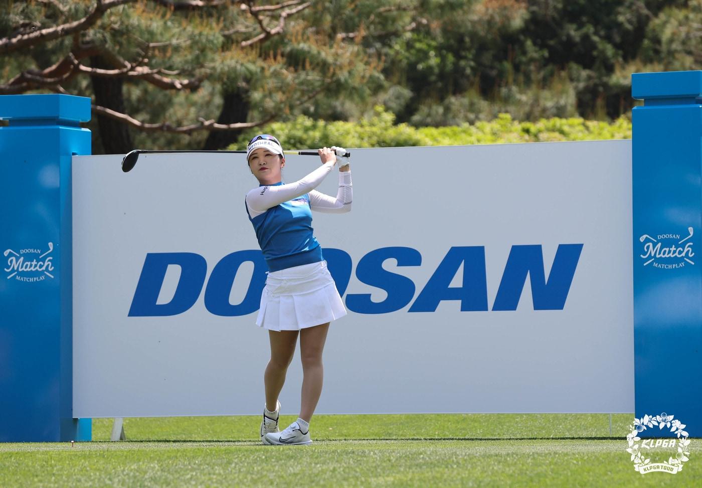 이예원이 14일 강원 춘천 라데나CC에서 열린 &#39;제17회 두산 매치플레이&#39; 조별리그 1라운드 4번 홀에서 티샷을 하고 있다. &#40;KLPGA 제공. 재판매 및 DB 금지&#41; 2025.5.14/뉴스 2025.5.14/뉴스1