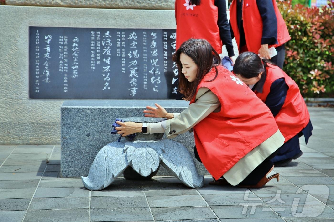 본문 이미지 - 광주신세계가 14일 광주지방보훈청과 함께 현충시설 환경정화활동을 하고 있다.(광주신세계 제공. 재배포 및 DB 금지)