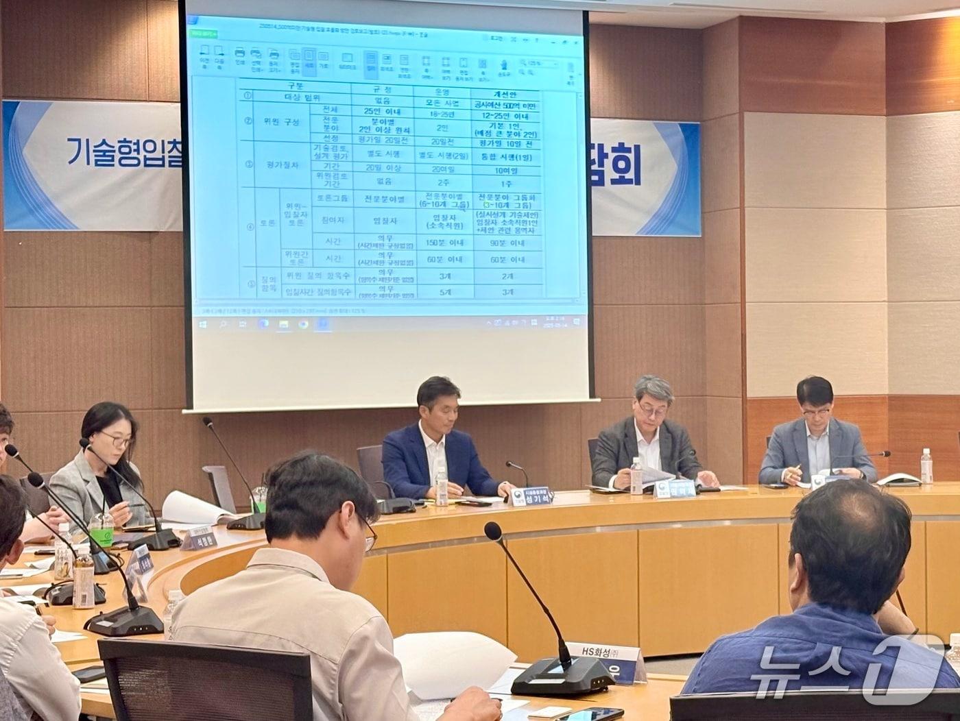 본문 이미지 - 권혁재 조달청 시설사업국장(오른쪽 두 번째)이 16개 건설기업과 제도개선 방안에 대해 논의하고 있다.(조달청 제공.재판매 및 DB금지)/뉴스1