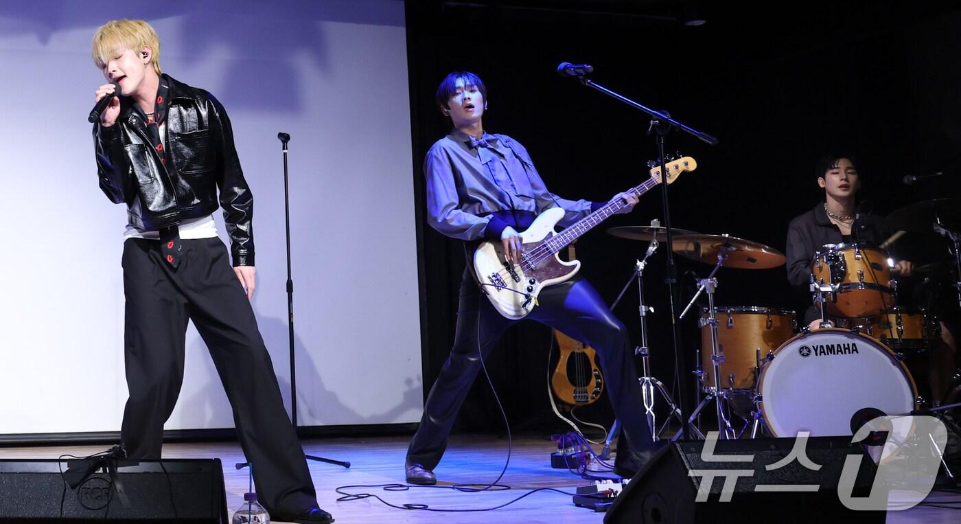 본문 이미지 - 밴드 투지(2Z)의 호진(왼쪽부터)과 정현, 범준이 14일 서울 금천구 문화정원 아트홀에서 가진 다섯 번째 싱글 'CrossRoad(크로스로드)' 발매 쇼케이스에서 ‘Luv Affair(러브 어페어)’를 선보이고 있다. 2025.5.14/뉴스1 ⓒ News1 권현진 기자