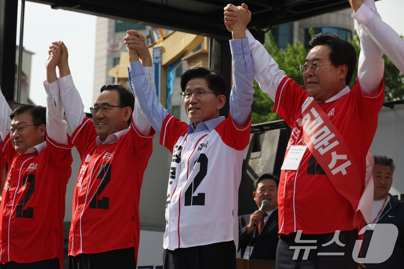 국민의힘 김문수 대통령 후보가 14일 경남 밀양시 밀양관아앞에서 유세하고 있다. &#40;공동취재&#41; 2025.5.14/뉴스1 ⓒ News1 김민지 기자