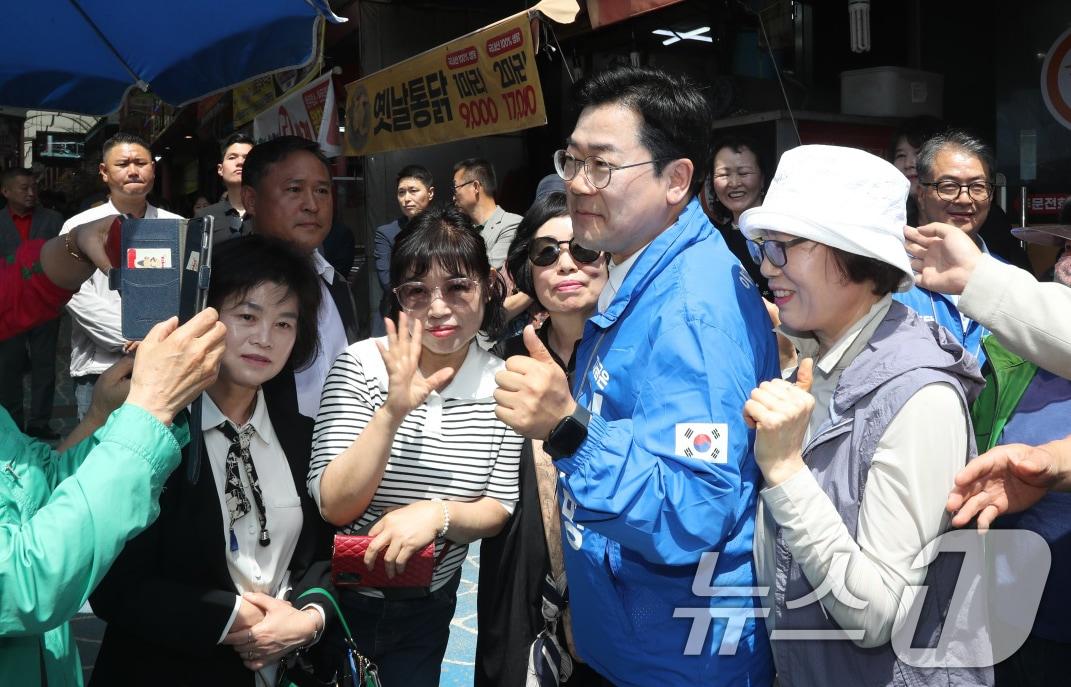 본문 이미지 - 박찬대 더불어민주당 총괄선거대책위원장이 14일 충북 제천 중앙시장을 찾아 시민들과 인사하며 이재명 후보의 지지를 호소하고 있다. 2025.5.14/뉴스1 ⓒ News1 손도언 기자