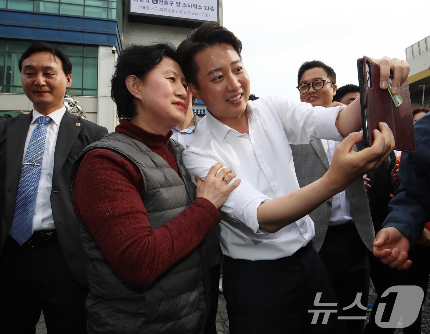 본문 이미지 - 이준석 개혁신당 대통령 후보가 14일 부산 중구 자갈치시장을 찾아 시민들에게 지지를 호소하며 셀카를 찍고 있다. 2025.5.14/뉴스1 ⓒ News1 윤일지 기자