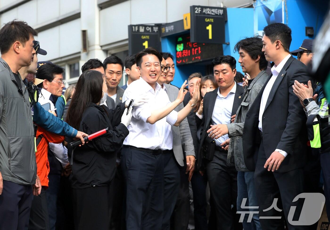 본문 이미지 - 이준석 개혁신당 대통령 후보가 14일 부산 중구 자갈치시장을 찾아 시민들에게 지지를 호소하고 있다. 2025.5.14/뉴스1 ⓒ News1 윤일지 기자
