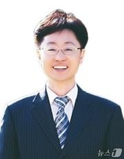 본문 이미지 - 스승의 날을 맞아 교육 발전에 공을 세우고 헌신한 대구지역 교원 437명이 상을 받는다. 사진은 홍조근정훈장 수상자인 이규배 안일초교 교사. &#40;대구교육청 제공. 재판매 및 DB 금지&#41;/뉴스1