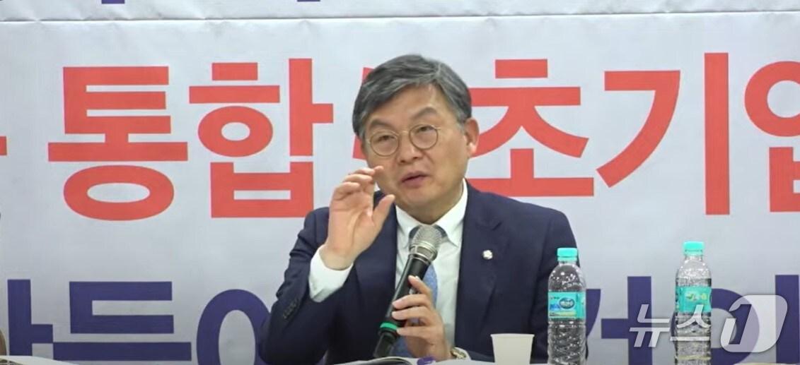 본문 이미지 - 김윤 더불어민주당 의원이 14일 오후 '21대 대통령 선거 후보 초청 보건의료 노동 공약 토론회'에서 발언하고 있다