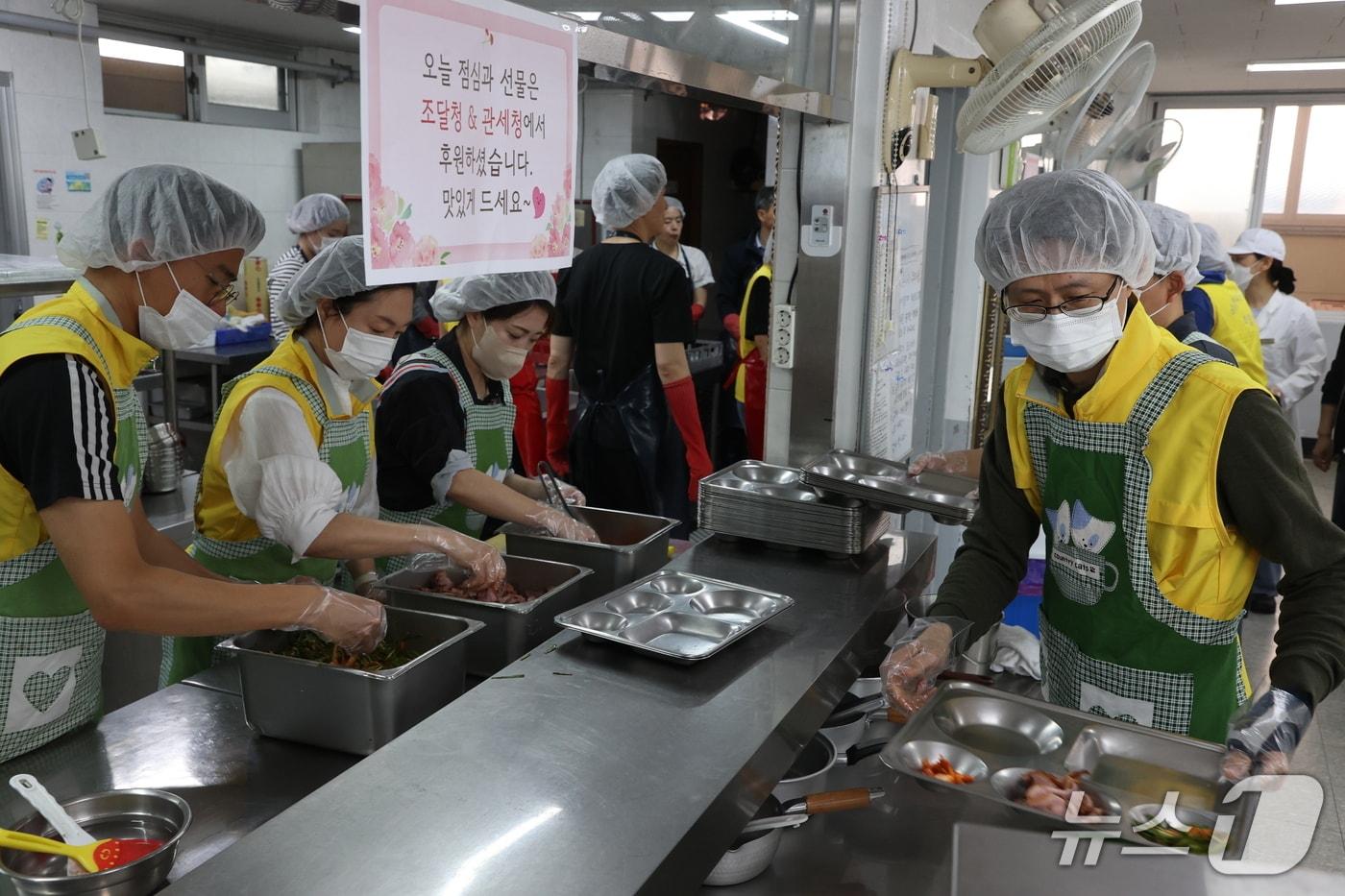 본문 이미지 - 백승보 조달청 차장(오른쪽)이 14일 무료급식 봉사활동을 하고 있다.(조달청 제공.재판매 및 DB금지)/뉴스1