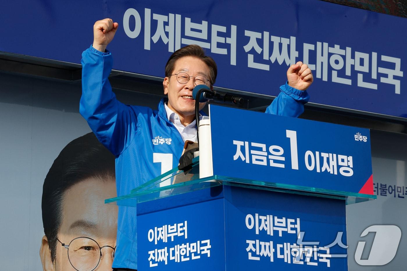 이재명 더불어민주당 대통령 후보가 14일 오후 경남 통영시 강구안 문화마당을 찾아 지지를 호소하고 있다. 2025.5.14/뉴스1 ⓒ News1 안은나 기자