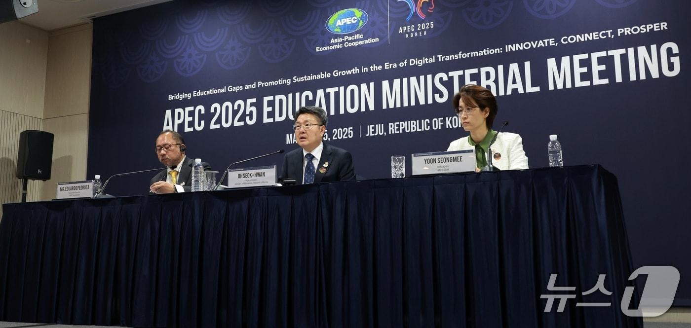 오석환 교육부 차관&#40;가운데&#41;이 14일 제주도 제주에서 열린 APEC 교육장관회의에서 발언하고 있다.&#40;교육부 제공&#41;