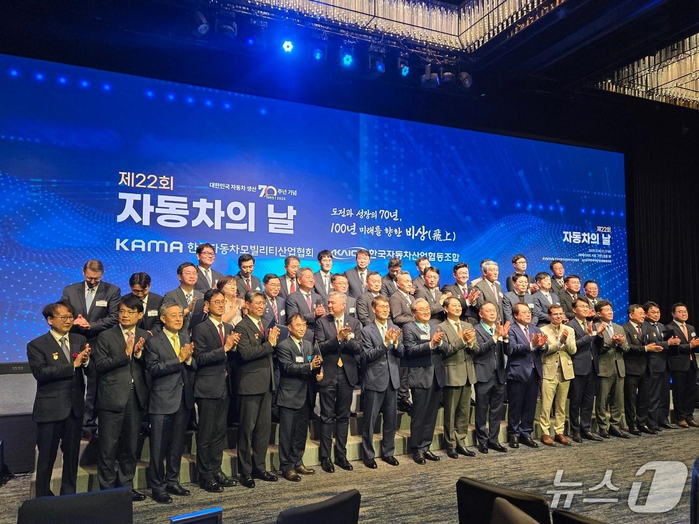 본문 이미지 - 14일 오후 서울 서초구 JW메리어트 호텔에서 열린 제22회 자동차의 날 행사에서 안덕근 산업통상부 장관과 강남훈 한국자동차모빌리티산업협회&#40;KAMA&#41; 회장, 자동차 산업 유공자 34명과 행사 관계자가 기념 사진을 촬영한 모습. 2025.05.14/뉴스1 김성식 기자