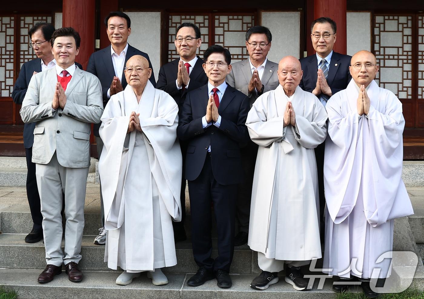 김문수 국민의힘 대선 후보가 14일 경남 양산 통도사에서 대한불교조계종 종정 중봉 성파 대종사 스님 등과 기념촬영을 하고 있다. 2025.5.14/뉴스1 ⓒ News1 김민지 기자