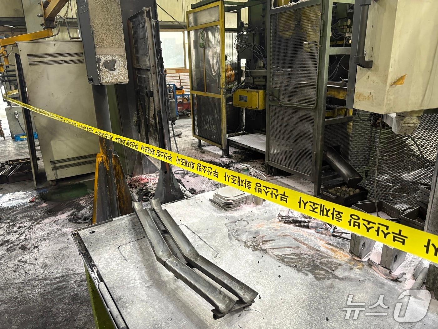 본문 이미지 - 14일 오후 5시 33분쯤 부산 강서구 송정동 산업용 밸브 제조 공장에서 불이 났다. 사진은 화재 현장 모습(부산소방재난본부 제공. 재판매 및 DB금지)