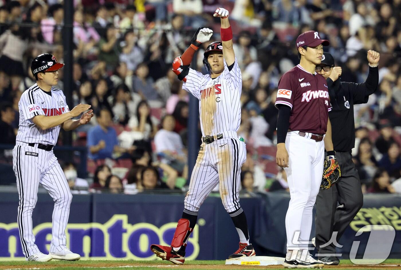 14일 서울 송파구 잠실야구장에서 열린 프로야구 '2025 신한 SOL 뱅크 KBO리그' 키움 히어로즈와 LG 트윈스의 경기 6회말 LG 공격 무사 1,3루 상황, 박해민이 3루타를 치고 세리머니를 하고 있다. 2025.5.14/뉴스1 ⓒ News1 김명섭 기자