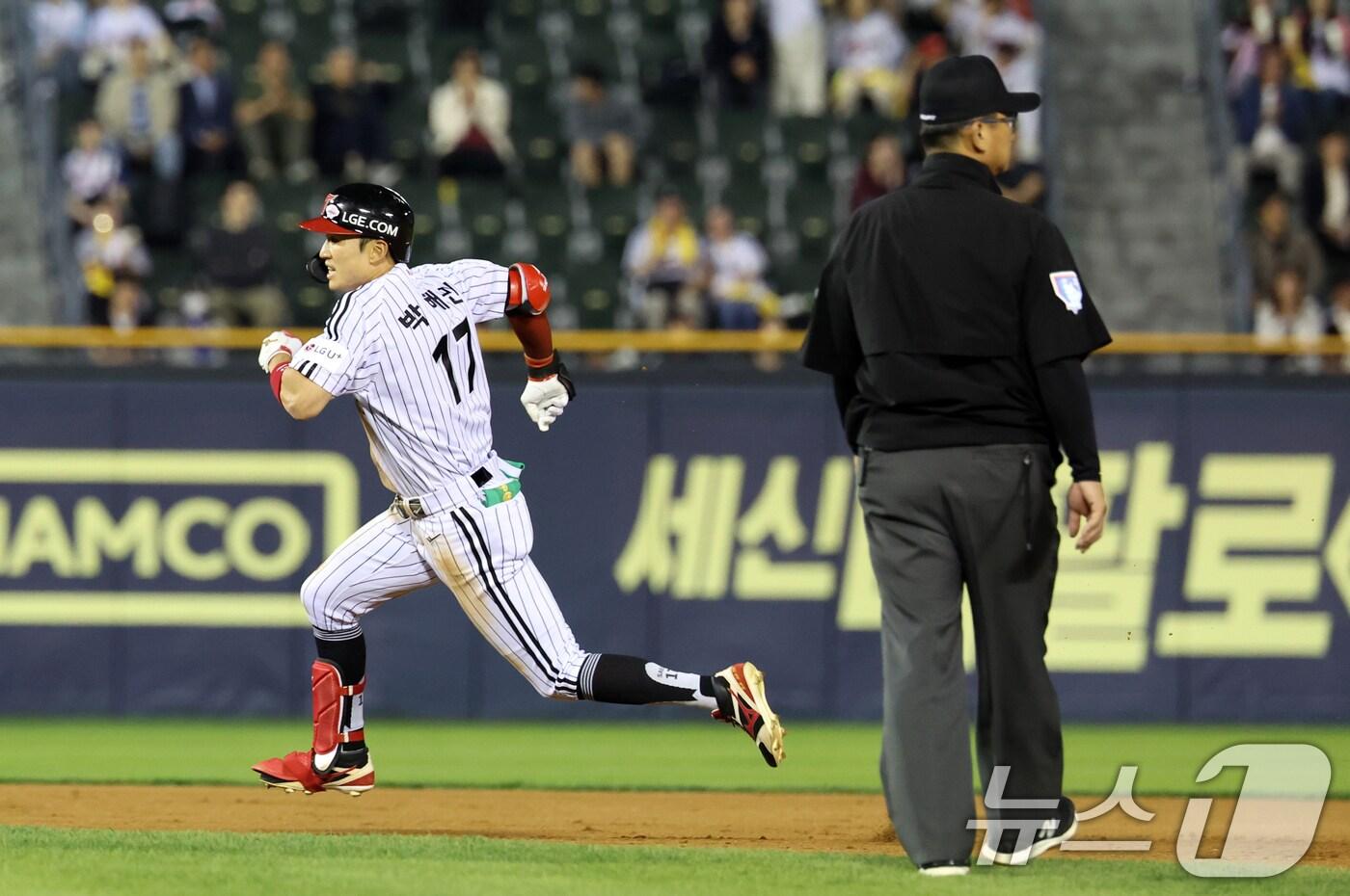 14일 서울 송파구 잠실야구장에서 열린 프로야구 '2025 신한 SOL 뱅크 KBO리그' 키움 히어로즈와 LG 트윈스의 경기 6회말 LG 공격 무사 1,3루 상황, 박해민이 3루타를 치고 진루하고 있다. 2025.5.14/뉴스1 ⓒ News1 김명섭 기자