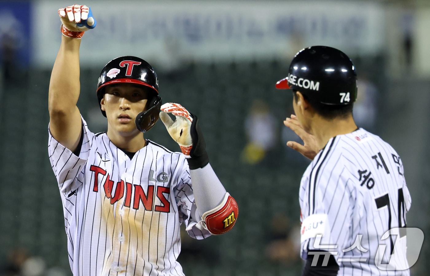 14일 서울 송파구 잠실야구장에서 열린 프로야구 '2025 신한 SOL 뱅크 KBO리그' 키움 히어로즈와 LG 트윈스의 경기 8회말 LG 공격, 송찬의가 득점을 올리는 안타를 치고 세리머니를 하고 있다. 2025.5.14/뉴스1 ⓒ News1 김명섭 기자