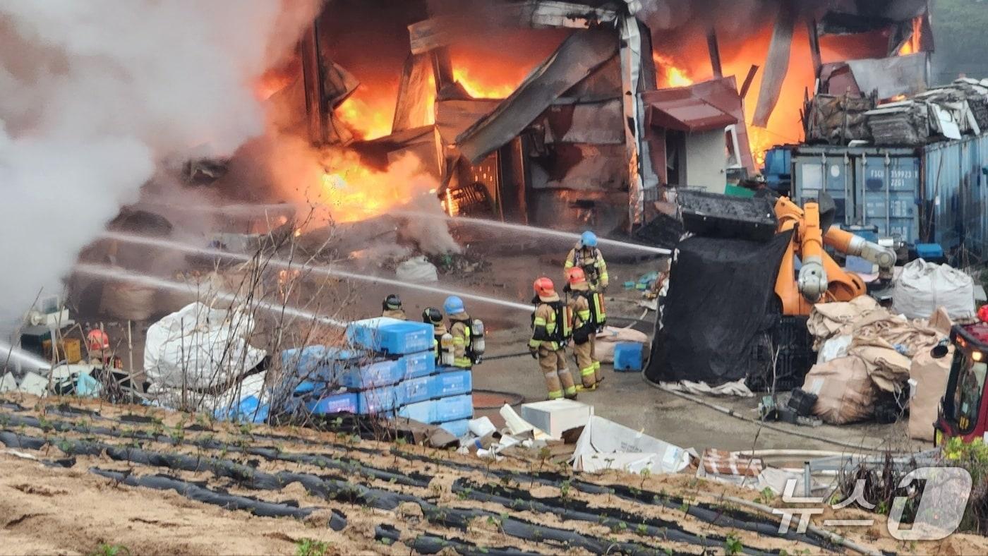  경기 양주시 은현면 배터리 보관 창고 화재&#40;양주소방서 제공. 재판매 및 DB 금지&#41;/뉴스1