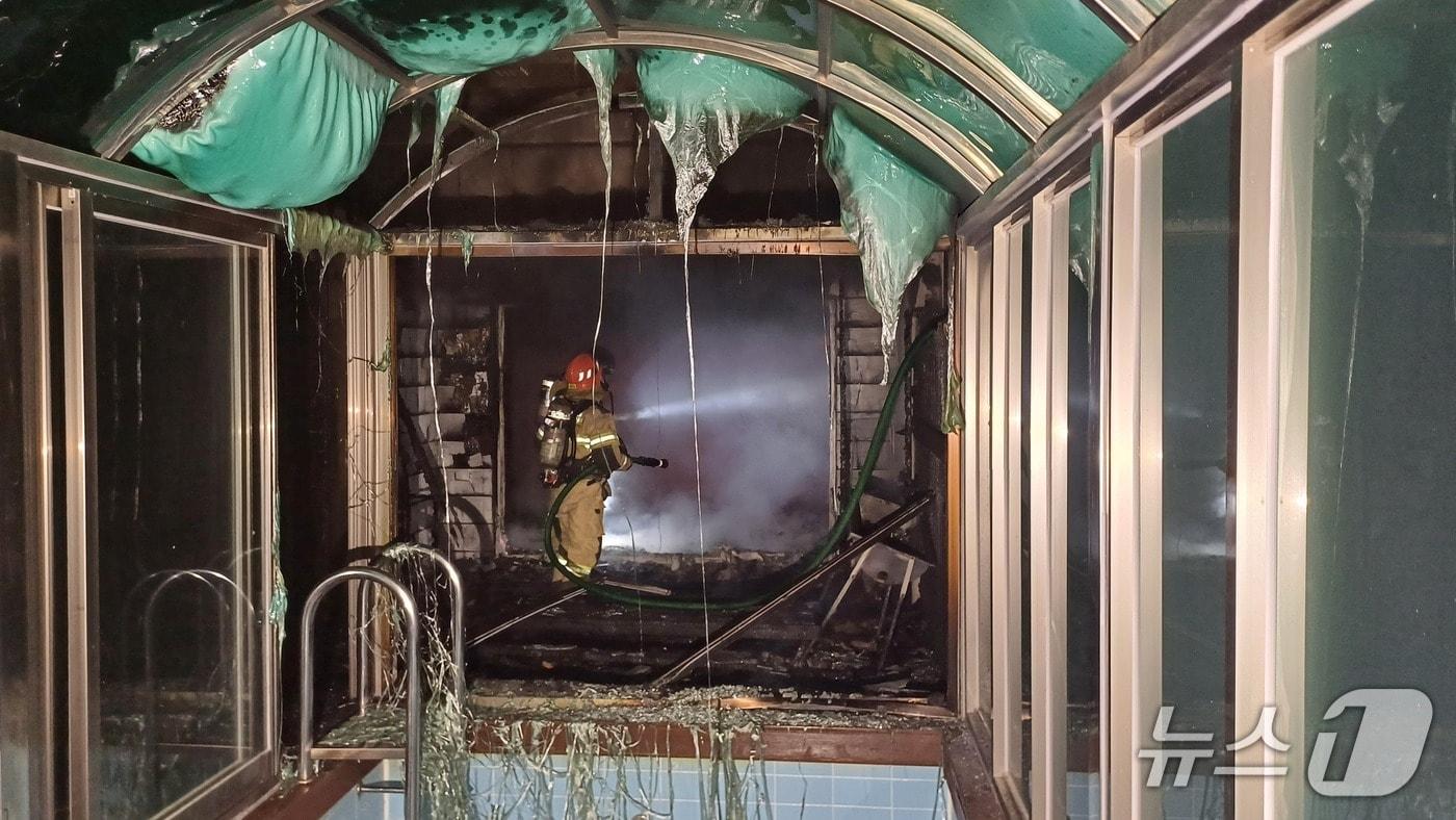 본문 이미지 -  충남 태안 원북면 신두리 팬션 화재 현장. (태안소방서 제공, 재판매 및 DB금지) . 뉴스1