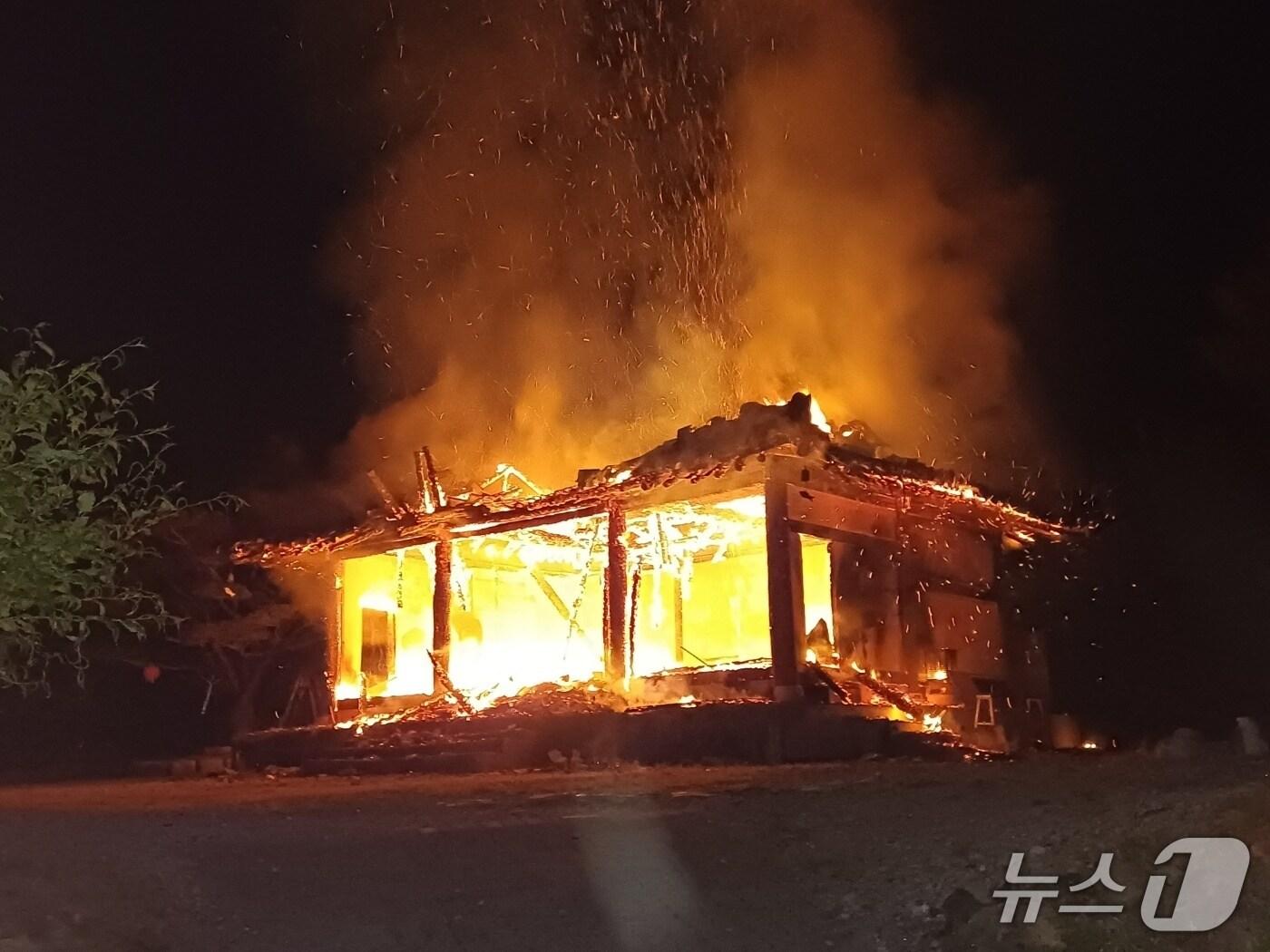 본문 이미지 - 14일 오후 11시 52분쯤 충북 괴산군 칠성면 외사리의 한 사찰에서 불이나 법당이 불에 타고 있다.(괴산소방서 제공, 재판매 및 DB금지)/뉴스1