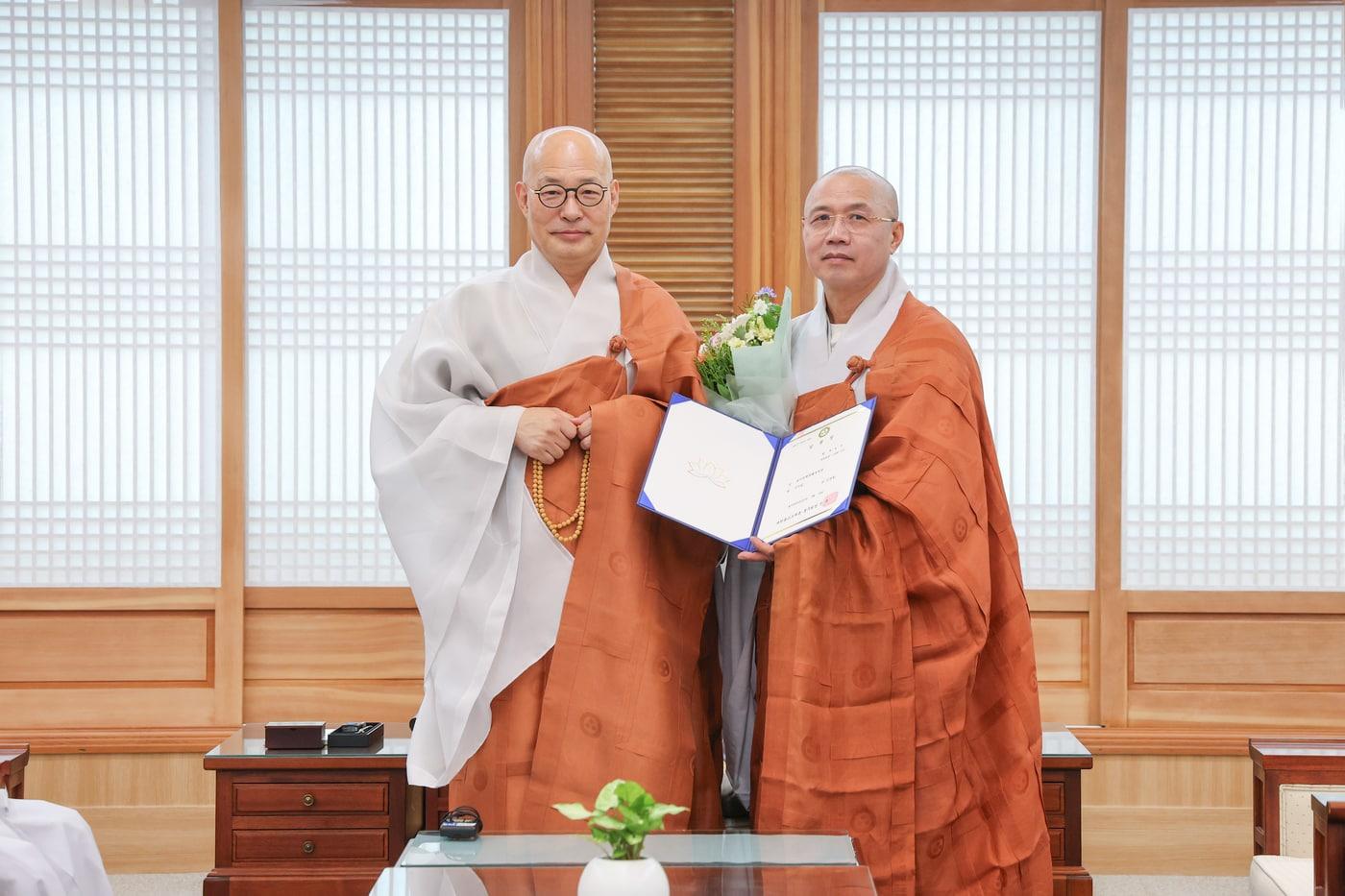 본문 이미지 - 조계종 복지정책특보 일운스님(오른쪽)