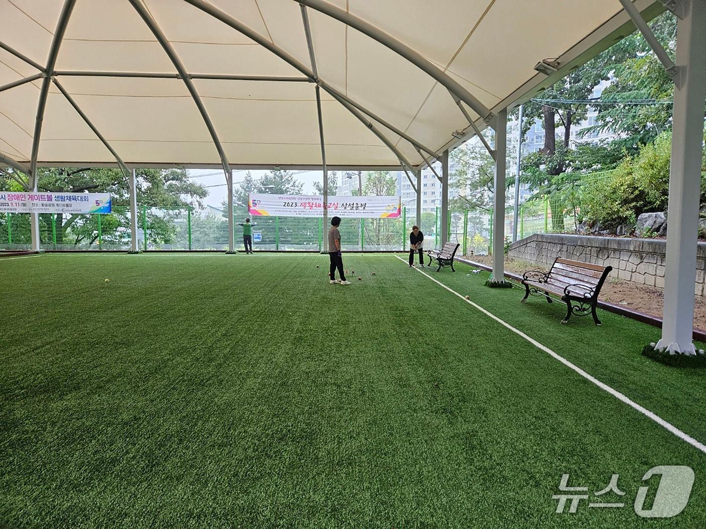 본문 이미지 - 경기 성남시가 17개 야외 게이트볼장에 지붕막 설치 공사를 추진한다.(성남시 제공. 재판매 및 DB금지)/뉴스1