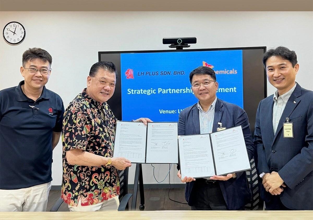 본문 이미지 - 김응수 SK케미칼 그린소재사업본부장(좌측 세 번째)와 캘럼 챈(좌측 두 번째) LH플러스 대표이사(SK케미칼 제공)