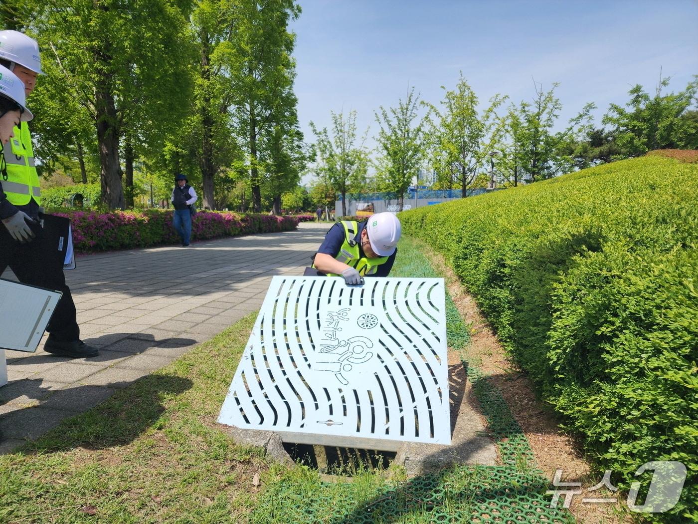 본문 이미지 - 부산시설공단 안전환경팀이 부산시민공원 배수 상태를 확인하고 있다.(공단 제공. 재판매 및 DB 금지)