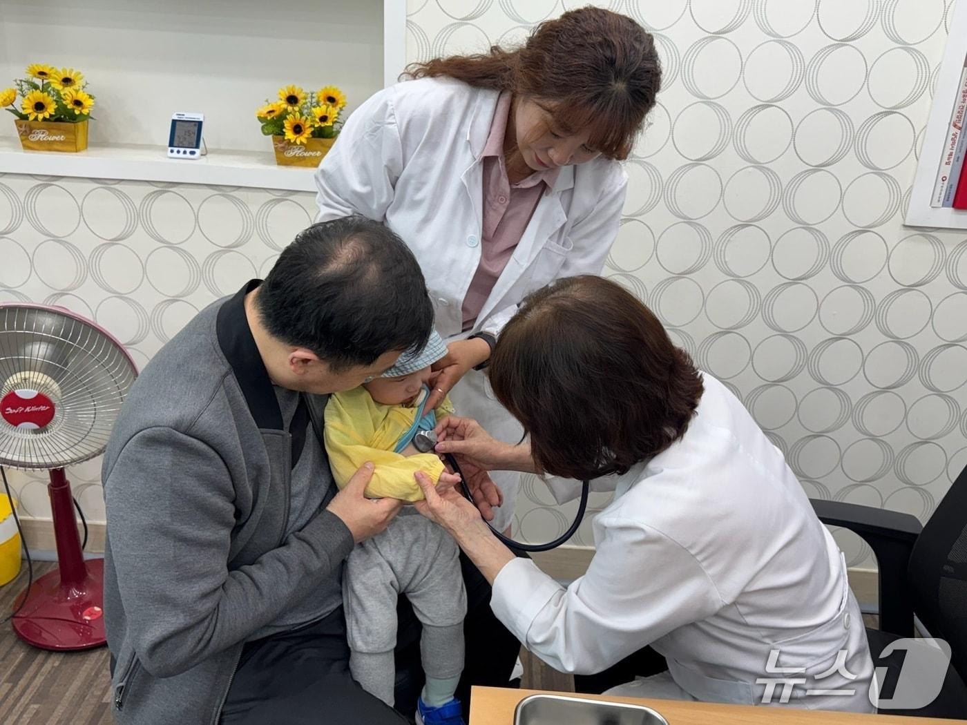 본문 이미지 - 충북 괴산군보건소는 지역 아동·청소년을 대상으로 운영하는 이동 순회 진료가 주민의 호응을 얻고 있다.&#40;괴산군 제공&#41;/뉴스1