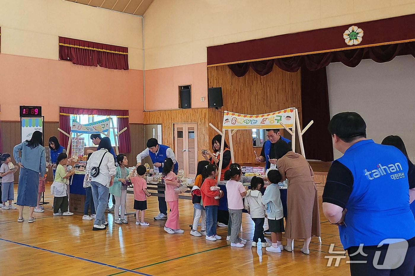 본문 이미지 - 대한전선 임직원이 초등학교 어린이들에게 자원순환 교육 활동을 진행하고 있다. (사진제공 = 대한전선) 