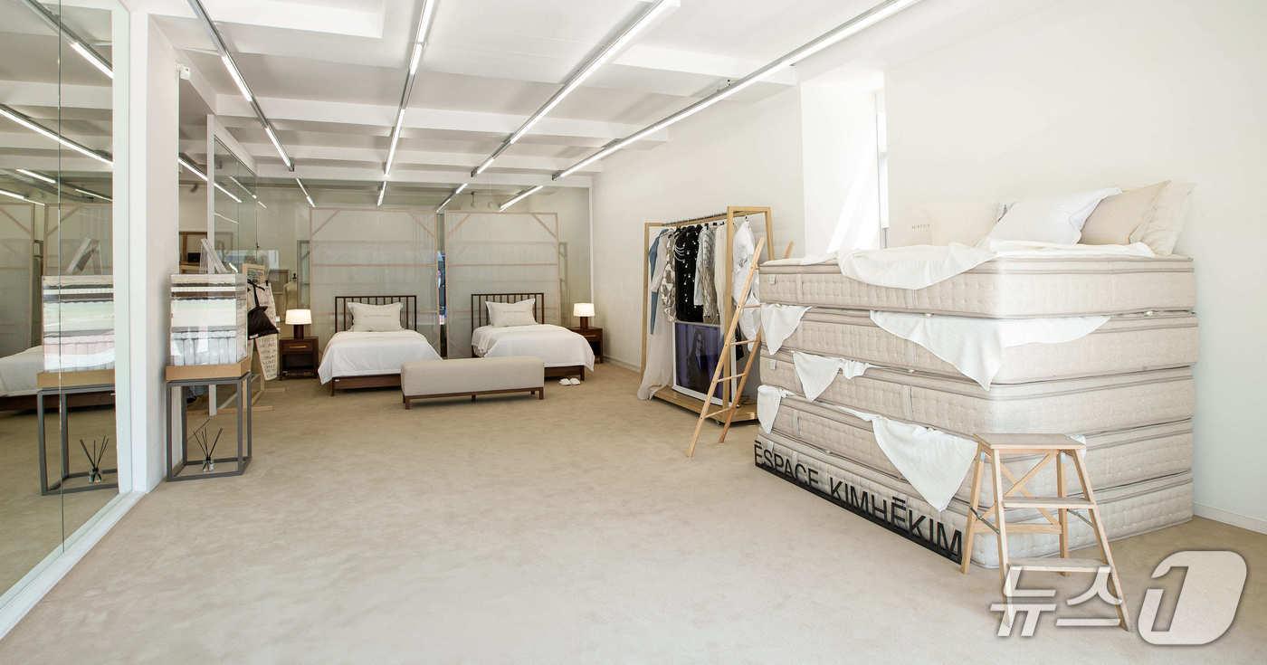 본문 이미지 - 신세계까사 마테라소, 하이엔드 패션 브랜드 '김해김'과 협업 전시 (신세계까사 제공)