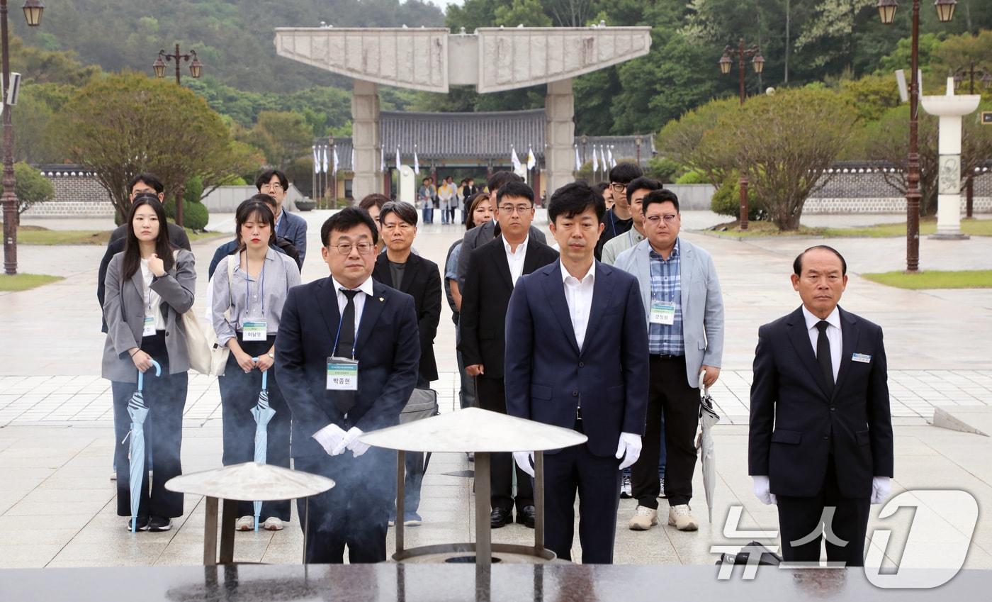 본문 이미지 - 제45주년 5·18민주화운동 기념일을 사흘 앞둔 15일 한국기자협회와 각 지역협회 언론인 20여 명이 광주 북구 운정동 국립 5·18민주묘지를 찾아 합동 참배하고 있다. 2025.5.15/뉴스1 ⓒ News1 이수민 기자